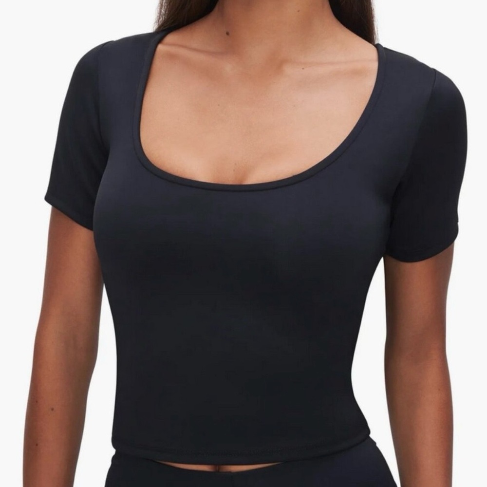 GOOD AMERICAN Sculpting Scoop Neck
Cropped Short Sleeve Tee in black Sz. Small - Picture 1 of 8